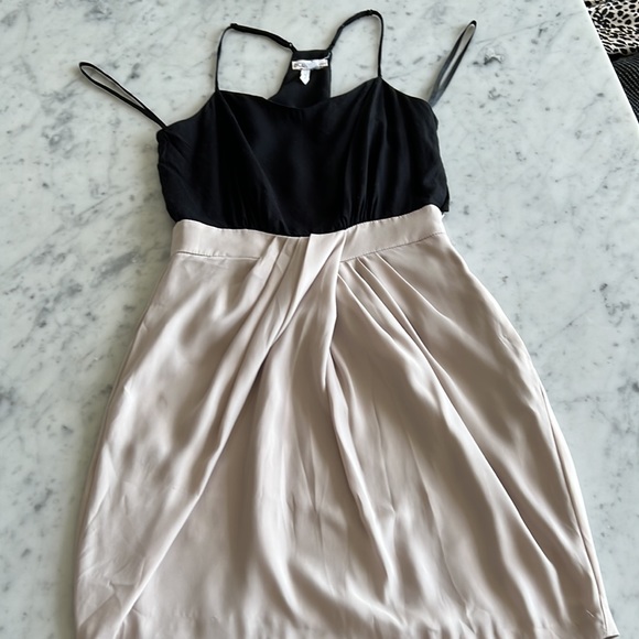 Color block dress. Blk spaghetti straps on top and beige bottom. Has pockets. - Picture 4 of 6